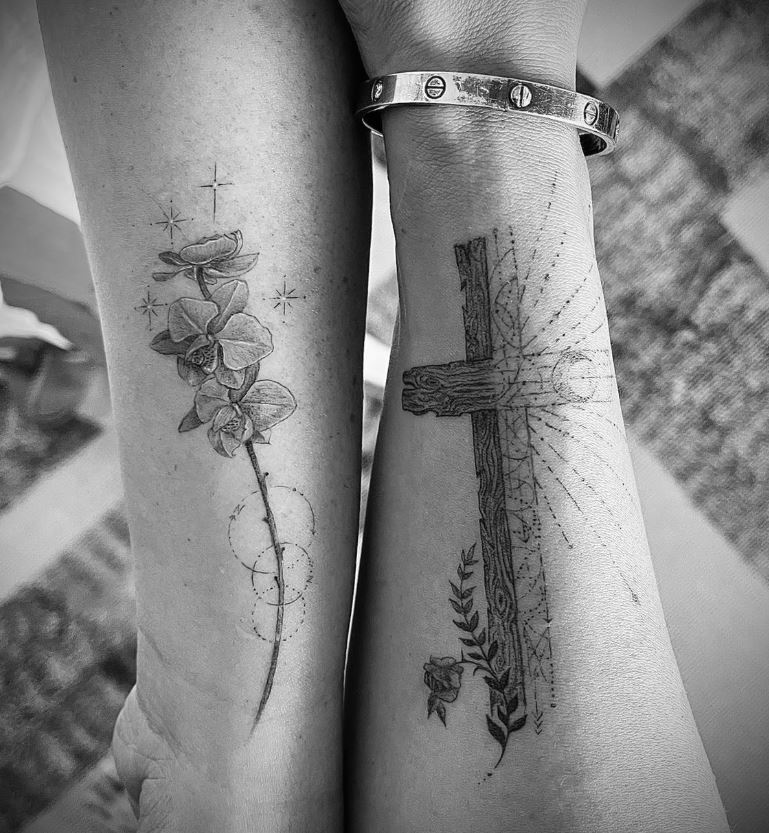 Tatouage Géométrique Croix Et Orchidées 