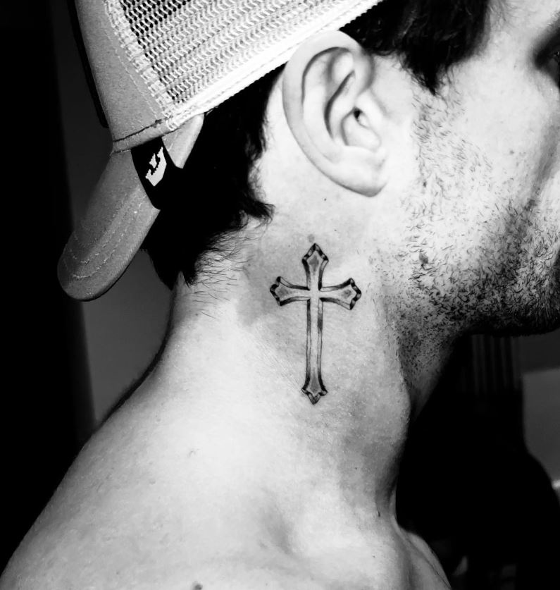 Tatouage Croix Minimaliste Sur Le Cou