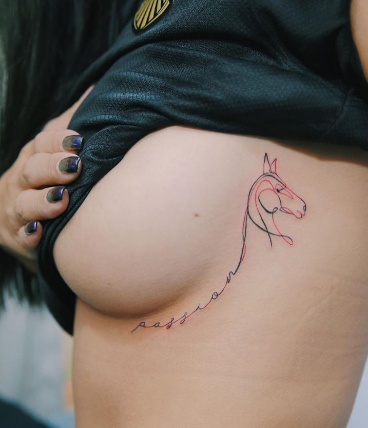 Tatouage De Cheval Avec Lettrage Minimaliste