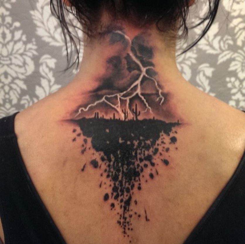 Tatouage éclair Realiste Sur La Nuque Et Le Dos 