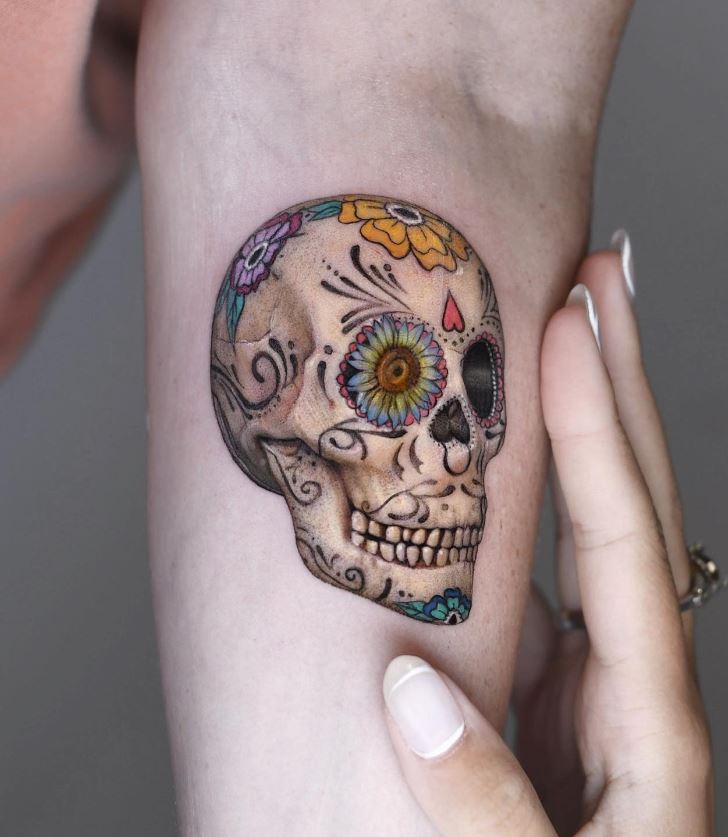 Tatouage Tête De Mort Avec Arabesques Et Fleurs 