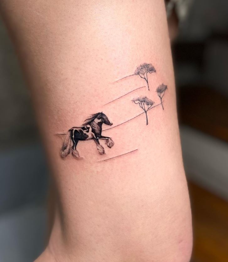 Tatouage Cheval Minimaliste Et Trio D'arbre