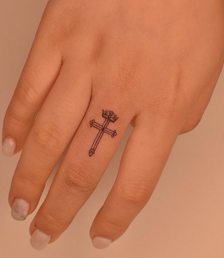 Tatouage Discret Croix à Couronne 