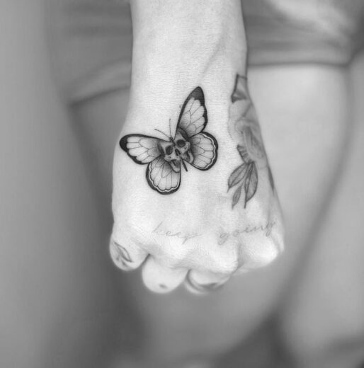 Tatouage Papillon à Tête De Mort