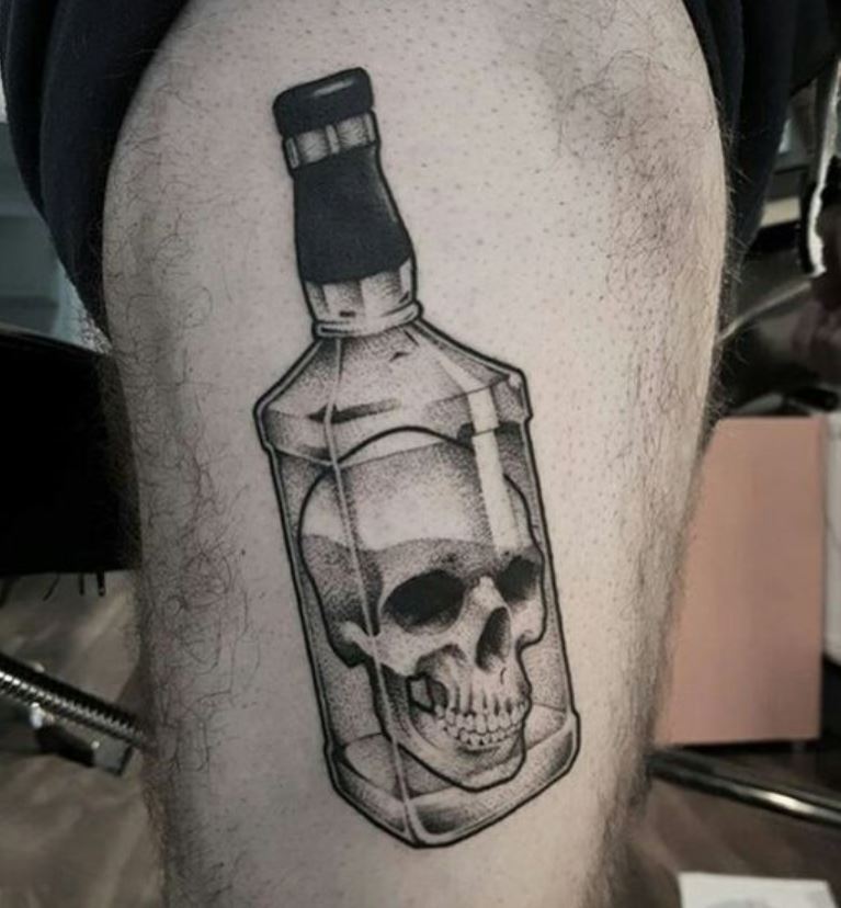 Tatouage Tête De Mort Dans Une Bouteille De Whisky 