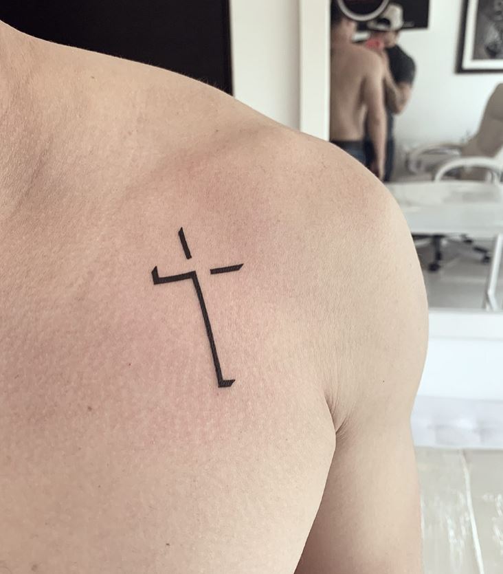 Tatouage Minimaliste Croix En 3d