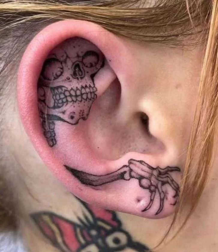 Tatouage Minimaliste Tête De Mort Sur L'oreille 