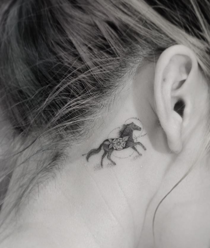 Tatouage Minimaliste Cheval Floral Et Géométrique