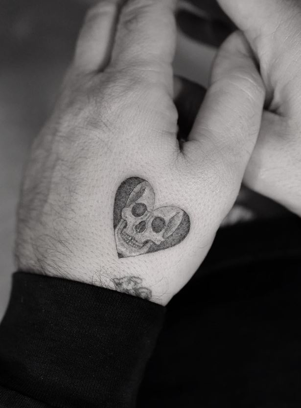 Tatouage Minimaliste Tête De Mort En Cœur 