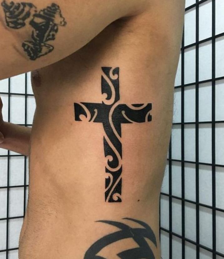 Tatouage Croix En Arabesque 