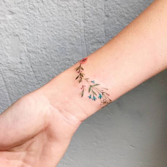 Tatouage Bracelet Fleurs Rouge Et Bleue