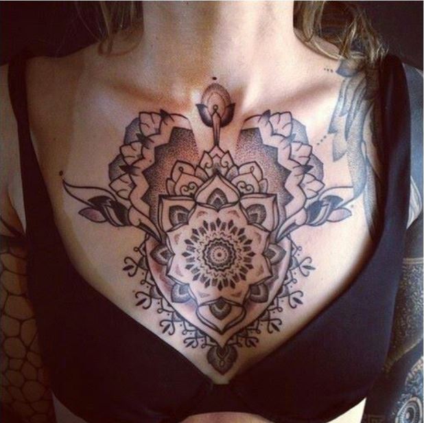 Tatouage Mandala, Fleurs Et Ange Sur Le Sternum 