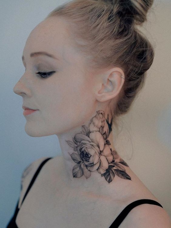 Tatouage Pivoine En Noir Et Gris Sur Le Cou