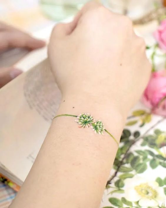 Tatouage Bracelet Fleurs Blanches Et Vertes