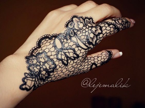 Tatouage Dentelle Noire Sur Le Poignet Et Les Doigts