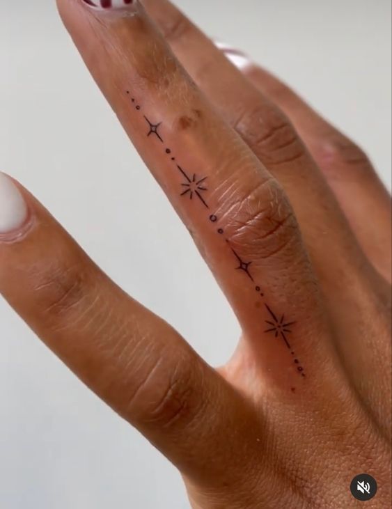 Tatouage étoiles Alignées Et Dotwork Sur Le Doigt