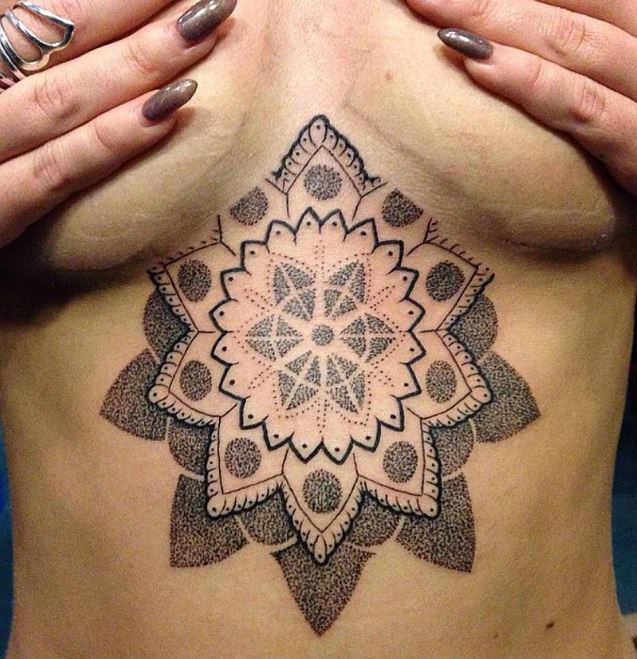 Tatouage Mandala Géométrique Dotwork Sur Le Sternum 