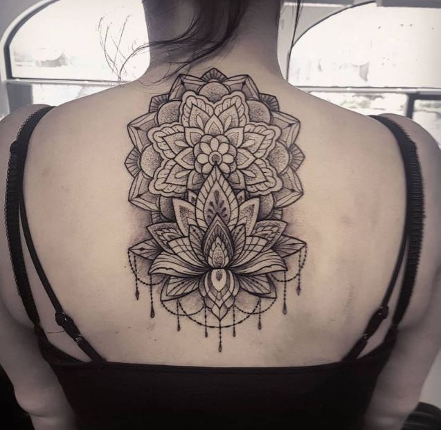 Tatouage Mandala, Lotus Et Pendentifs Sur Le Dos 