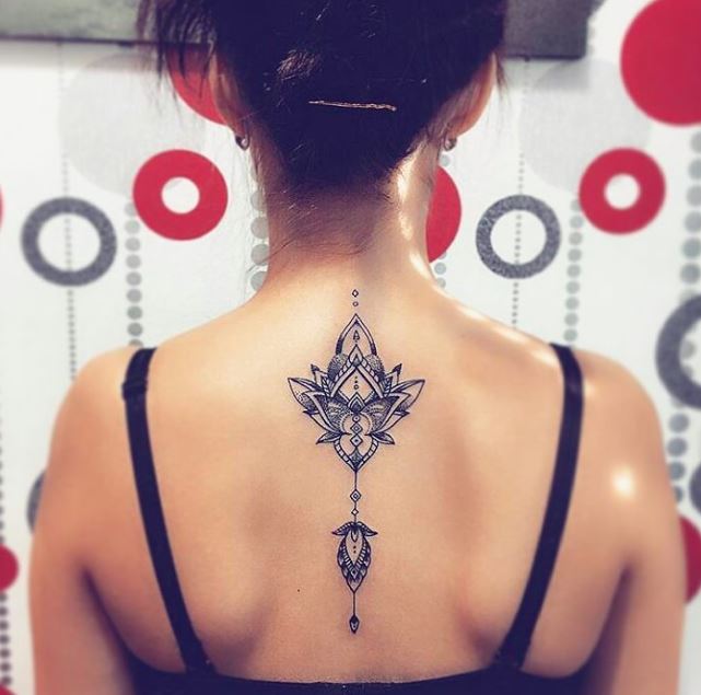 Tatouage Mandala Avec Pendentif Sur Le Dos 