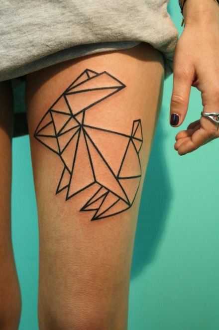 Tatouage Lapin Géométrique Sur La Cuisse