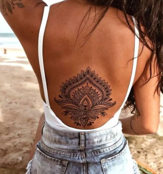 Tatouage Mandala En Nœud Sur Le Dos 