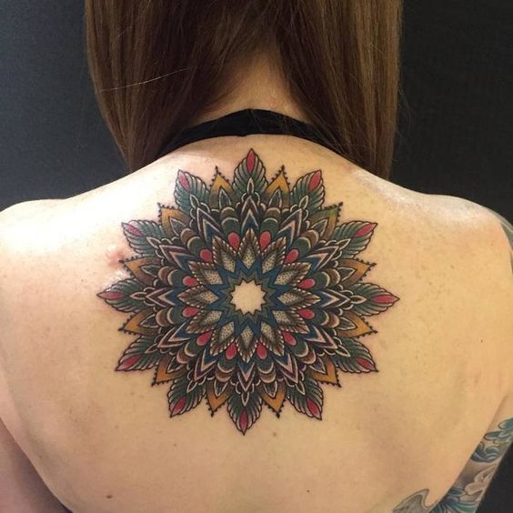 Tatouage Mandala Géométrique Multicolore Sur Le Dos 