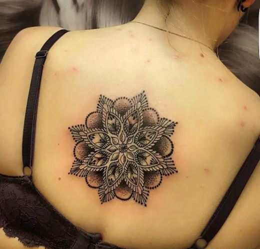  Tatouage Mandala à Huit Rayons Sur Le Dos 