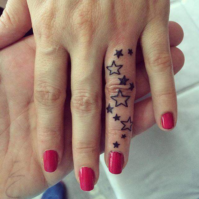 Tatouage étoiles à Cinq Branches Noires Et Blanches Sur Le Doigt