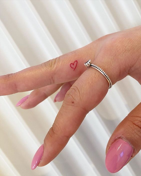 Tatouage Coeur à L'encre Rouge Sur Le Doigt