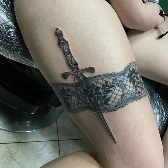 Tatouage Dentelle Avec Poignard Sur La Cuisse