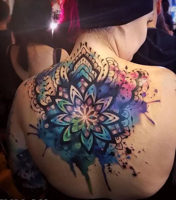 Tatouage Mandala, Arabesques Et Aquarelles Sur Le Dos 