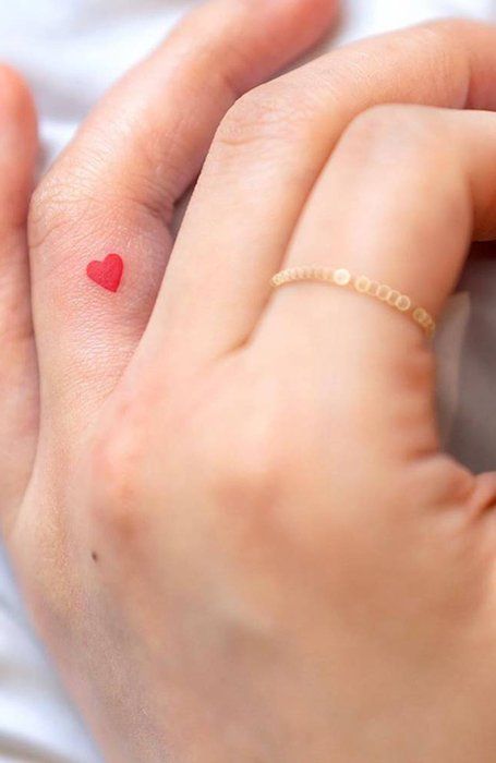 Tatouage Coeur Rouge Sur Le Doigt