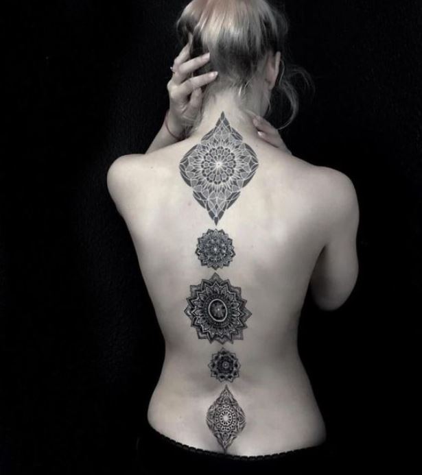 Tatouage Cinq Mandalas Sur Le Dos 