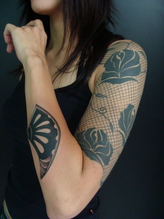 Tatouage Dentelle Avec Fleurs Noires Sur Le Bras