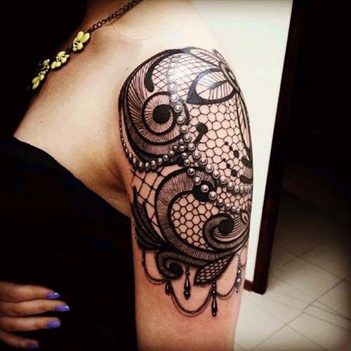 Tatouage Dentelle Avec Perles Et Pendentifs Sur Le Bras
