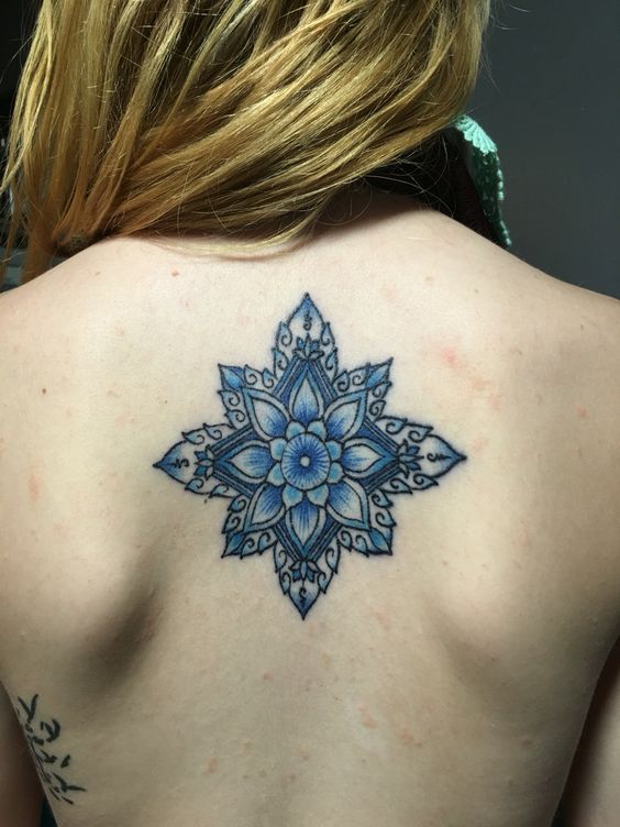 Tatouage Mandala Bleu Sur Le Dos 