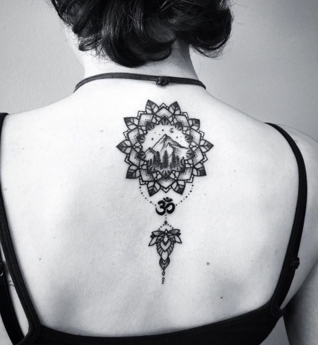 Tatouage Mandala Avec Montagne Sur Le Dos 