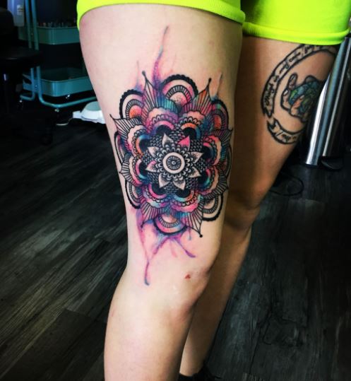Tatouage Mandala Rosace Et Aquarelle Multicolore Sur La Cuisse 