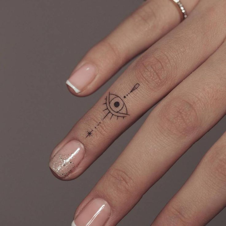 tatouages Mains Femmes