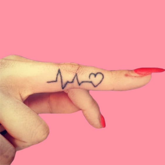 Tatouage Coeur Et Graphe Sur Le Doigt