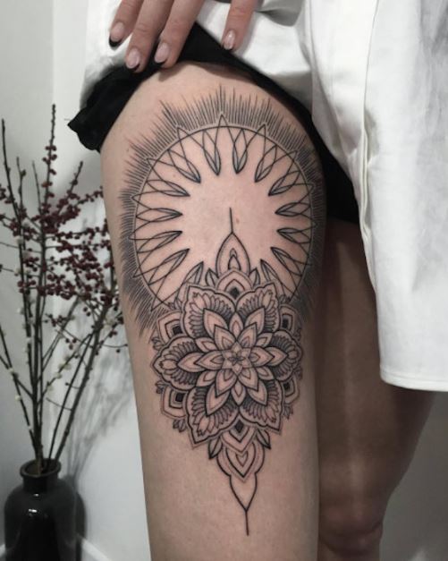 Tatouage Mandala Avec Soleil Sur La Cuisse 