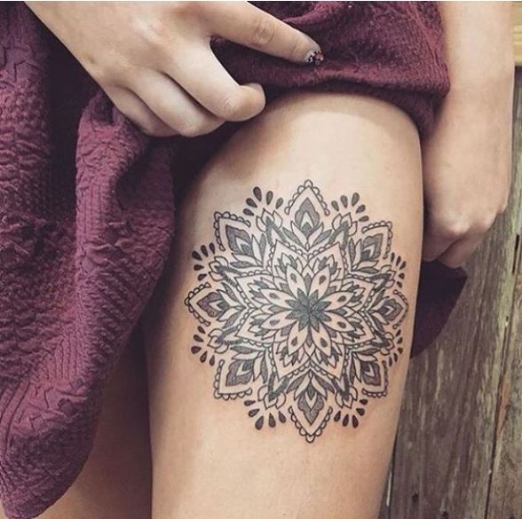 Tatouage Mandala étoilé Sur La Cuisse 