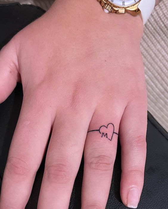 Tatouage Coeur Avec Initiale Sur Le Doigt