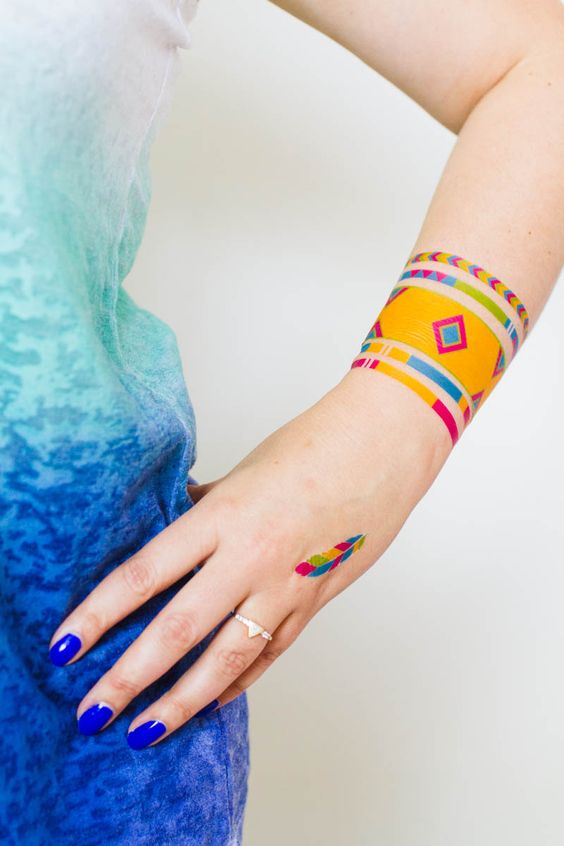 Tatouage Bracelet à Motif Géométrique Jaune Et Rose Sur L'avant Bras