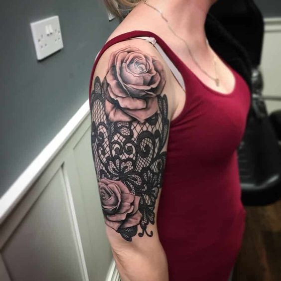 Tatouage Dentelle Et Roses Rouges Sur Le Bras