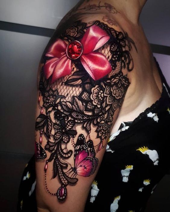 Tatouage Dentelle Avec Papillon Et Noeud Réaliste Sur Le Bras