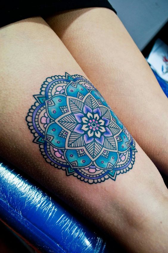 Tatouage Mandala Rosace Bleue Sur La Cuisse 