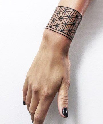 Tatouage Bracelet Avec Fleurs Géométriques Sur L'avant Bras