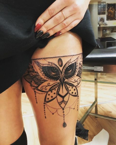 Tatouage Mandala Avec Hibou Et Bijoux Sur La Cuisse 