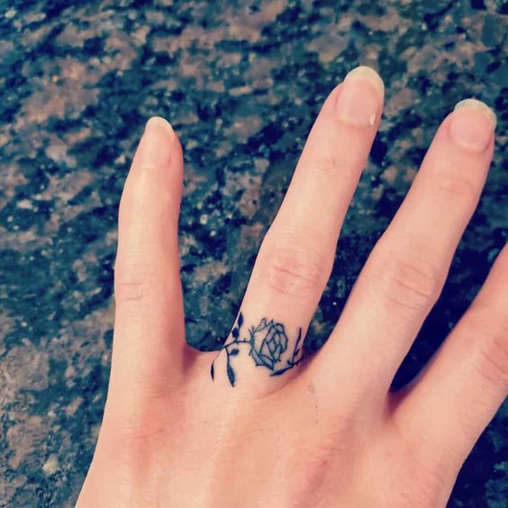 Tatouage Rose à L'encre Noire Sur Le Doigt